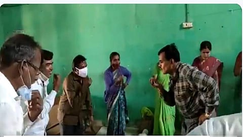 ಪ್ರಾಥಮಿಕ ಶಾಲಾ ಶಿಕ್ಷಕರಿಗೆ ಹೇಳಿಕೊಡುತ್ತಿರುವ ಸಂಪನ್ಮೂಲ ವ್ಯಕ್ತಿ ಜಯಣ್ಣ