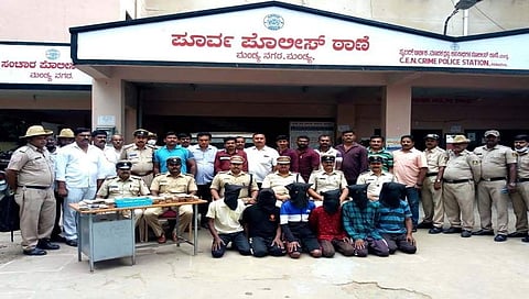 ಬಂಧಿತ ಆರೋಪಿಗಳೊಂದಿಗೆ ಪೊಲೀಸರು