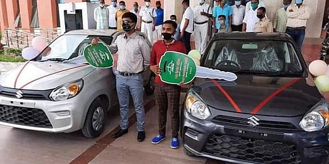 ಕಾರಿನೊಂದಿಗೆ ವಿದ್ಯಾರ್ಥಿಗಳು