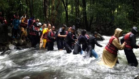 ದೂದ್ ಸಾಗರ್ ಜಲಪಾತದಲ್ಲಿ ಟ್ರಕ್ಕಿಂಗ್ ಹೋಗುತ್ತಿರುವ ಚಾರಣಿಗರು