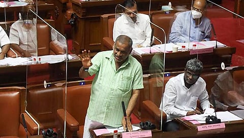 ಸದನದಲ್ಲಿ ಮಾತನಾಡುತ್ತಿರುವ ಸಚಿವ ಮಾಧುಸ್ವಾಮಿ