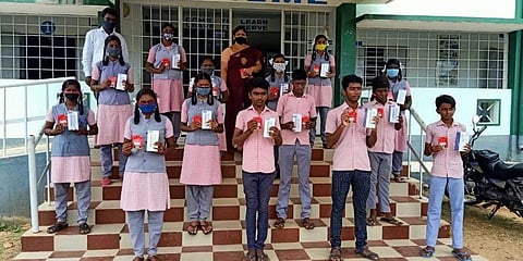 ಹೊಸ ಸ್ಮಾರ್ಟ್ ಫೋನ್ ಗಳೊಂದಿಗೆ ವಿದ್ಯಾರ್ಥಿಗಳು ಹಾಗೂ ಶಿಕ್ಷಕಿ