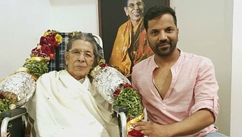 ತಾಯಿ ಜೊತೆಗಿರುವ ನಟ ನೀನಾಸಂ ಸತೀಶ್ (ಸಂಗ್ರಹ ಚಿತ್ರ)