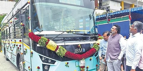 ಬಸ್ಸುಗಳನ್ನು ಪರಿಶೀಲಿಸುತ್ತಿರುವ ಸಚಿವ ಶ್ರೀರಾಮುಲು