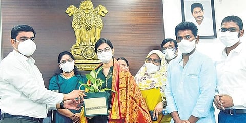 ಪ್ರಶಸ್ತಿ ಸ್ವೀಕರಿಸುತ್ತಿರುವ ಯಶಸ್ವಿ
