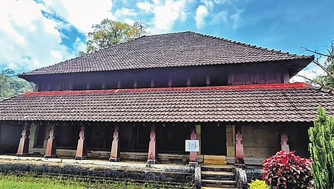ಕಳೆದ ಮೂರು ವರ್ಷಗಳಿಂದ ಸತತ ಮಳೆಗೆ ಕೊಡಗು ಜಿಲ್ಲೆಯ ನಾಪೊಕ್ಲುವಿನಲ್ಲಿರುವ ನಲಕನಾಡ್ ಅರಮನೆ ಶಿಥಿಲಗೊಂಡಿರುವುದು