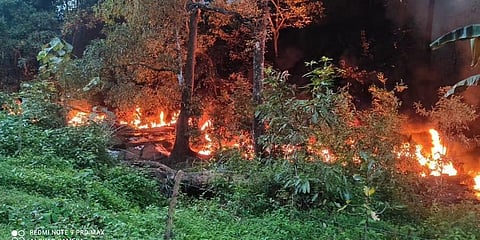 ಹೆದ್ದಾರಿಯಲ್ಲಿ ಹೊತ್ತಿಕೊಂಡ ಬೆಂಕಿ