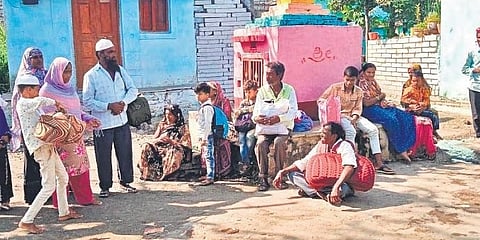 ಗ್ರಾಮ ತೊರೆಯಲು ನಿಂತಿರುವ ಗ್ರಾಮಸ್ಥರು.