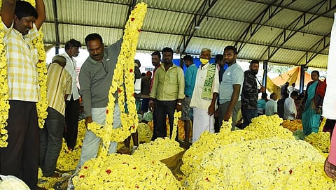 ಆಯುಧಪೂಜೆ ಹಿನ್ನೆಲೆಯಲ್ಲಿ ತುಮಕೂರಿನ ಮಾರುಕಟ್ಟೆಗೆ ಭಾರೀ ಪ್ರಮಾಣದಲ್ಲಿ ಬಂದ ಹೂವುಗಳು, ಮಾರಾಟ-ಖರೀದಿ ಭರಾಟೆ ಜೋರಾಗಿದೆ