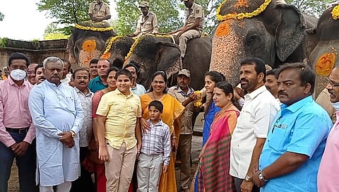 ಮೈಸೂರಿನ ಅರಮನೆ ಆವರಣದಲ್ಲಿ ದಸರಾ ಗಜಪಡೆಗೆ ಪೂಜೆ ಸಲ್ಲಿಸಿದ ಗಣ್ಯರು