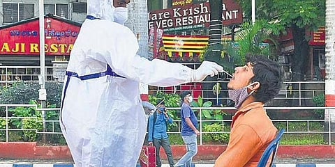 ಆರೋಗ್ಯ ಕಾರ್ಯಕರ್ತರೊಬ್ಬರು ಬೆಂಗಳೂರಿನ ಕ್ರಾಂತಿವೀರ ರೈಲು ನಿಲ್ದಾಣದ ಬಳಿ ಸ್ವಾಬ್ ಸಂಗ್ರಹಿಸುತ್ತಿರುವ ಚಿತ್ರ