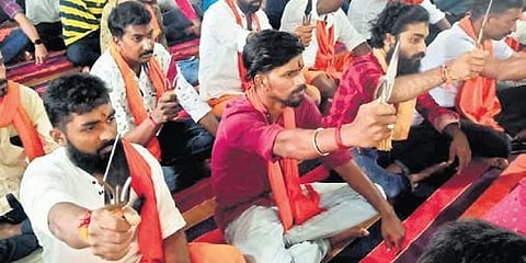 ದೀಕ್ಷೆ ಪಡೆದುಕೊಳ್ಳುತ್ತಿರುವ ಹಿಂದೂ ಪರ ಹೋರಾಟಗಾರರು