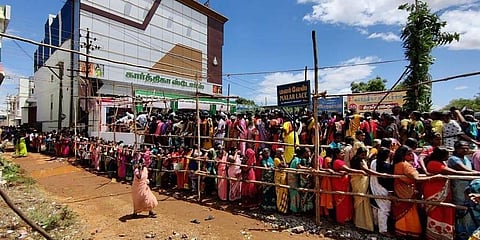 50 ರೂಪಾಯಿಗಳಿಗೆ ಸೀರೆ ನೀಡುವ ಆಫರ್ ಘೋಷಿಸಿದ್ದ ಮಳಿಗೆಗಳ ಎದುರು ನಿಂತಿರುವ ಮಹಿಳೆಯರು