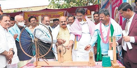 ಜಿಲ್ಲಾಧಿಕಾರಿ ನಡೆ ಹಳ್ಳಿ ಕಡೆ ಕಾರ್ಯಕ್ರಮಕ್ಕೆ ಚಾಲನೆ ನೀಡುತ್ತಿರುವ ಸಿಎಂ ಬೊಮ್ಮಾಯಿ, ಆರ್.ಅಶೋಕ ಹಾಗೂ ಇನ್ನಿತರೆ ಸಚಿವರು.