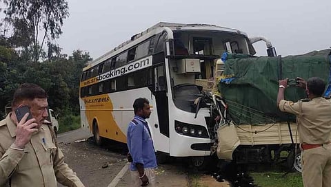 ಅಪಘಾತಕ್ಕೀಡಾಗಿರುವ ಬಸ್ ಹಾಗೂ ಟಾಟಾ ಏಸ್ ವಾಹನಗಳು
