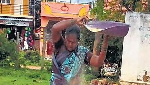 ಬಾಲಕಿಗೆ ರೇಷನ್ ನಲ್ಲಿ ಕಪ್ಪು ಹುಳ ಸಿಕ್ಕಿದ ಮೇಲೆ ಧಾನ್ಯಗಳನ್ನು ಸ್ವಚ್ಛಗೊಳಿಸುತ್ತಿರುವ ಮಹಿಳೆ