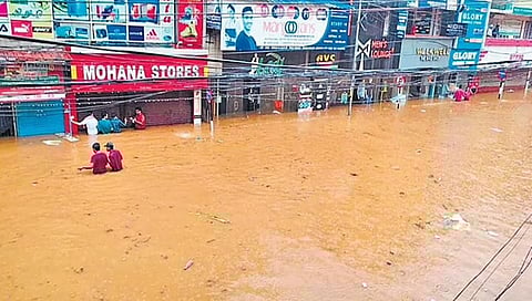 ಚಿತ್ತರ್ ನದಿ ತುಂಬಿ ಹರಿದು ಕಂಜಿರಪಲ್ಲಿ ಪಟ್ಟಣ ಮುಳುಗಿರುವುದು