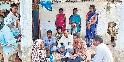 ರೈತ ಕುಟುಂಬದ ಸಮಸ್ಯೆ ಆಲಿಸುತ್ತಿರುವ ರಾಜು