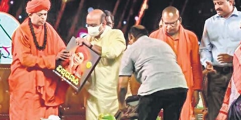 ಪುಸ್ತಕ ಬಿಡುಗಡೆಗೊಳಿಸುತ್ತಿರುವ ಮುಖ್ಯಮಂತ್ರಿ ಬಸವರಾಜ ಬೊಮ್ಮಾಯಿ
