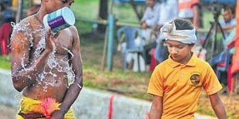 ಕಂಬಳದಲ್ಲಿ ಪಾಲ್ಗೊಳ್ಳುತ್ತಿರುವ ಐವರು ಹೆಣ್ಣುಮಕ್ಕಳ ಪೈಕಿ ಒಬ್ಬ ಹೆಣ್ಣುಮಗಳಾದ ಚೈತ್ರಾ ಭಟ್.