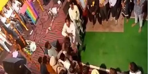 ಯುವಕನನ್ನು ಥಳಿಸುತ್ತಿರುವ ದೃಶ್ಯ