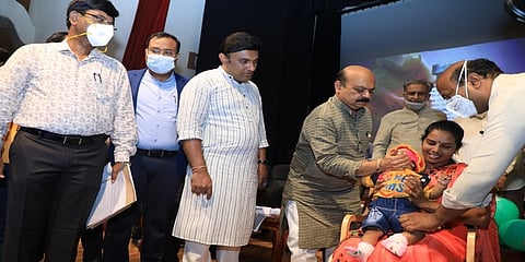 ಮಗುವಿಗೆ ಲಸಿಕೆ ಹಾಕುತ್ತಿರುವ ಮುಖ್ಯಮಂತ್ರಿ ಬಸವರಾಜ ಬೊಮ್ಮಾಯಿ