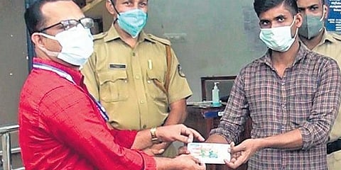 ಬಂಗಾಳದ ವಲಸೆ ಕಾರ್ಮಿಕನಿಗೆ ಒಲಿದ 70 ಲಕ್ಷ ರೂ. ಕೇರಳ ಬಂಪರ್ ಲಾಟರಿ: ಪೊಲೀಸ್ ಠಾಣೆಗೆ ಓಡಿದ ವಿಜೇತ