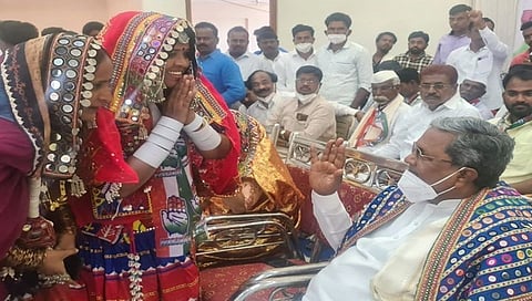 ಬಂಜಾರಾ ಸಮುದಾಯದವರೊಂದಿಗೆ ಸಿದ್ದರಾಮಯ್ಯ