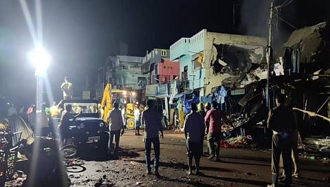 ಬೆಂಕಿ ಸ್ಫೋಟದ ನಂತರ ಸ್ಥಳದಲ್ಲಿನ ದೃಶ್ಯ