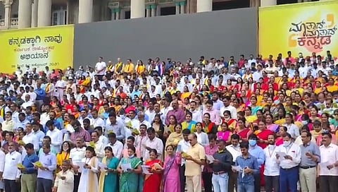 ವಿಧಾನಸೌಧದ ಆವರಣದಲ್ಲಿ ಕನ್ನಡ ಗೀತೆ ಹಾಡುತ್ತಿರುವುದು.