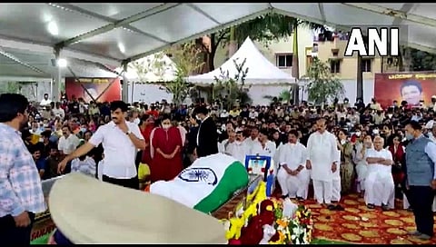ರಾಷ್ಟ್ರಧ್ವಜ ಹೊದಿಸಿ ಗೌರವ ಸಲ್ಲಿಸಿದ ಸಿಎಂ ಬೊಮ್ಮಾಯಿ