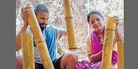 ಗೂಡುಗಳ ನಿರ್ಮಾಣಕಾರ್ಯದಲ್ಲಿ ತೊಡಗಿರುವ ಶೆಟ್ಟಿ ದಂಪತಿ