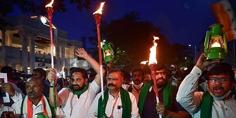 ಬೆಂಗಳೂರಿನಲ್ಲಿ ಕಾಂಗ್ರೆಸ್ ಕಾರ್ಯಕರ್ತರು ಲಖೀಂಪುರ ಘಟನೆ ಖಂಡಿಸಿ ಸೋಮವಾರ ಪ್ರತಿಭಟನೆ ನಡೆಸಿದ ದೃಶ್ಯ