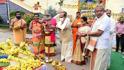  ಕೃಷ್ಣರಾಜ ಸಾಗರ ಡ್ಯಾಮ್ ಬಳಿ ತಮ್ಮ ಪತ್ನಿ ಸಮೇತವಾಗಿ ತಾಯಿ ಕಾವೇರಿಗೆ ವಿಶೇಷ ಪೂಜೆ ಸಲ್ಲಿಸುತ್ತಿರುವ ಸಿಎಂ ಬೊಮ್ಮಾಯಿ
