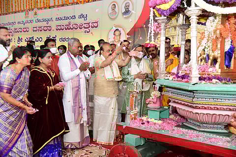 ಮೈಸೂರು ದಸರಾ-2021 ಮಹೋತ್ಸವಕ್ಕೆ ಮಾಜಿ ಸಿಎಂ ಎಸ್.ಎಂ.ಕೃಷ್ಣ ಮತ್ತು ಸಿಎಂ ಬೊಮ್ಮಾಯಿ ಅವರು ಚಾಲನೆ ನೀಡಿದ್ದು, ಮಾಜಿ ಸಿಎಂ ಎಸ್.ಎಂ.ಕೃಷ್ಣ ಅವರು 411ನೇ ನಾಡಹಬ್ಬ ದಸರಾ ಹಬ್ಬಕ್ಕೆ ಗುರುವಾರ ಚಾಲನೆ ನೀಡಿದರು.