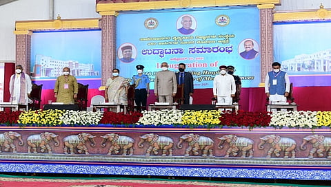 ಚಾಮರಾಜನಗರ ವೈದ್ಯಕೀಯ ವಿಜ್ಞಾನ ಸಂಸ್ಥೆ ಆಯೋಜಿಸಿದ್ದ 450 ಹಾಸಿಗೆಯ ಬೋಧನಾ ಆಸ್ಪತ್ರೆಯ ಉದ್ಘಾಟನಾ ಸಮಾರಂಭದಲ್ಲಿ ರಾಷ್ಟ್ರಪತಿ ರಾಮನಾಥ್ ಕೋವಿಂದ್ ಹಾಗೂ ರಾಜ್ಯಪಾಲ ಥ್ಯಾವರ್ ಚಂದ್ ಗೆಹ್ಲೊಟ್  ಅವರೊಂದಿಗೆ ಮುಖ್ಯಮಂತ್ರಿ ಬೊಮ್ಮಾಯಿ ಪಾಲ್ಗೊಂಡಿದ್ದರು.