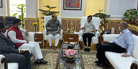 ದೆಹಲಿಯಲ್ಲಿ ಕೇಂದ್ರ ರಾಸಾಯನಿಕ ಹಾಗೂ ಆರೋಗ್ಯ ಸಚಿವ ಮನಸುಖ್ ಮಾಂಡವಿ ಅವರನ್ನು ಭೇಟಿ ಮಾಡಿದ ಸಿಎಂ ಬೊಮ್ಮಾಯಿ