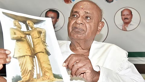 ಸಿಂದಗಿಯಲ್ಲಿ ತಮ್ಮ ಹಾಗೂ ಎಂ ಸಿ ಮನಗೂಳಿ ಮೂರ್ತಿಯನ್ನು ಪ್ರತಿಷ್ಠಾಪಿಸಿದ್ದನ್ನು ಸುದ್ದಿಗೋಷ್ಠಿಯಲ್ಲಿ ಪ್ರದರ್ಶಿಸಿದ ಹೆಚ್ ಡಿ ದೇವೇಗೌಡ