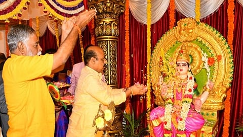 ತಾಯಿ ಭುವನೇಶ್ವರಿಗೆ ಪುಷ್ಪನಮನ ಸಲ್ಲಿಸುತ್ತಿರುವ ಸಿಎಂ ಬೊಮ್ಮಾಯಿ ಹಾಗೂ ಸಚಿವ ನಾಗೇಶ್