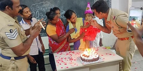 ಮಗುವಿಗೆ ಕೇಕ್ ತಿನ್ನಿಸುತ್ತಿರುವ ಪೊಲೀಸ್ ಅಧಿಕಾರಿ