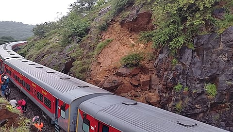 ಹಳಿ ತಪ್ಪಿದ ಕಣ್ಣೀರು-ಬೆಂಗಳೂರು ಎಕ್ಸ್ ಪ್ರೆಸ್