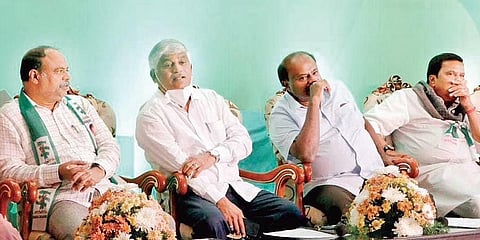 ಕಾರ್ಯಕ್ರಮದಲ್ಲಿ ಹೆಚ್.ಡಿ.ಕುಮಾರಸ್ವಾಮಿ ಹಾಗೂ ಇತರೆ ನಾಯಕರು ಹಾಜರಿರುವುದು.
