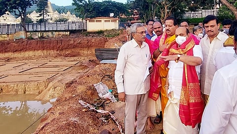 ತಿರುಪತಿಯಲ್ಲಿ  ನಿರ್ಮಾಣವಾಗುತ್ತಿರುವ ಕರ್ನಾಟಕ ಭವನ ಕಟ್ಟಡದ ನಿರ್ಮಾಣ ಕಾಮಗಾರಿಯನ್ನು ಪರಿಶೀಲಿಸಿದ ಮುಖ್ಯಮಂತ್ರಿ ಬಸವರಾಜ ಬೊಮ್ಮಾಯಿ ಹಾಗೂ ಇತರರು