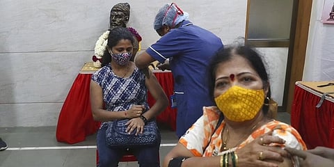 ಆರೋಗ್ಯ ಸಿಬ್ಬಂದಿಯೊಬ್ಬರು ಲಸಿಕೆ ಹಾಕುತ್ತಿರುವ ಚಿತ್ರ