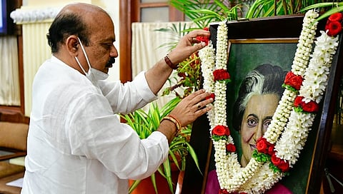ರಾಷ್ಟ್ರೀಯ ಐಕ್ಯತಾ ದಿನದ ಅಂಗವಾಗಿ ಮುಖ್ಯಮಂತ್ರಿ ಅವರು ಇಂದು ವಿಧಾನಸೌಧದ ಸಮ್ಮೇಳನ ಸಭಾಂಗಣದಲ್ಲಿ ಮಾಜಿ ಪ್ರಧಾನಿ ಇಂದಿರಾ ಗಾಂಧಿ ಅವರ ಭಾವಚಿತ್ರಕ್ಕೆ ಪುಷ್ಪನಮನ ಸಲ್ಲಿಸಿದರು