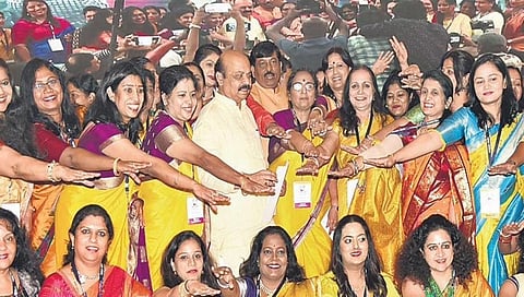 ಮಹಿಳಾ ಉದ್ಯಮಿಗಳೊಂದಿಗೆ ಮುಖ್ಯಮಂತ್ರಿ ಬಸವರಾಜ ಬೊಮ್ಮಾಯಿ ಮತ್ತು ಕೈಗಾರಿಕಾ ಸಚಿವ ಮುರುಗೇಶ್ ನಿರಾಣಿ