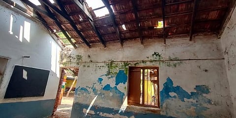 ಶಿಥಿಲಾವಸ್ಥೆಯಲ್ಲಿರುವ ಶಾಲೆ