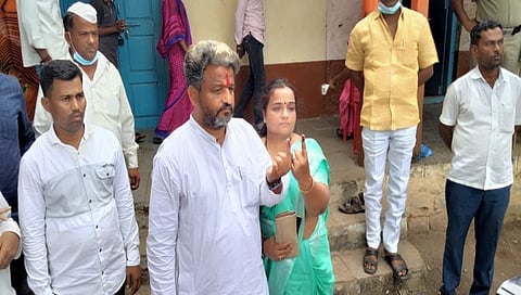 ಕಾಂಗ್ರೆಸ್ ಅಭ್ಯರ್ಥಿ ಅಶೋಕ್ ಮನಗೂಳಿ ತಮ್ಮ ಪತ್ನಿಯೊಂದಿಗೆ ಮತ ಹಾಕಿದ್ದ ಸಂದರ್ಭ