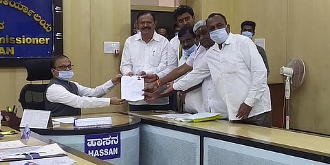 ನಾಮಪತ್ರ ಸಲ್ಲಿಸುತ್ತಿರುವ ಸೂರಜ್ ರೇವಣ್ಣ