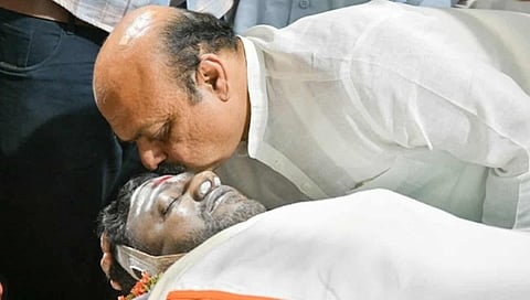 ಪುನೀತ್ ಗೆ ಮುತ್ತಿಟ್ಟ ಸಿಎಂ (ಸಂಗ್ರಹ ಚಿತ್ರ)